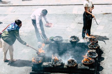 Katmandu Nepal 27 Ağustos 2018 görünümünü bilinmeyenli Hindu kişi ateş töreni Pashupatinath Tapınağı içinde sabah yapma.