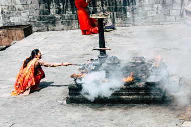 Katmandu Nepal 27 Ağustos 2018 görünümünü bilinmeyenli Hindu kişi ateş töreni Pashupatinath Tapınağı içinde sabah yapma.