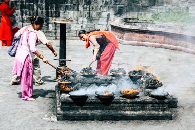 Katmandu Nepal 27 Ağustos 2018 görünümünü bilinmeyenli Hindu kişi ateş töreni Pashupatinath Tapınağı içinde sabah yapma.