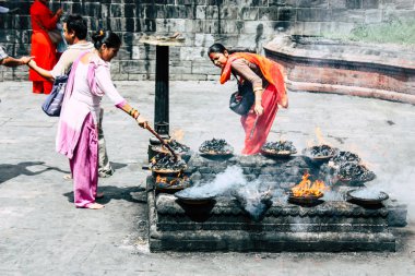 Katmandu Nepal 27 Ağustos 2018 görünümünü bilinmeyenli Hindu kişi ateş töreni Pashupatinath Tapınağı içinde sabah yapma.