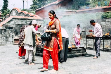 Katmandu Nepal 27 Ağustos 2018 görünümünü bilinmeyenli Hindu kişi ateş töreni Pashupatinath Tapınağı içinde sabah yapma.
