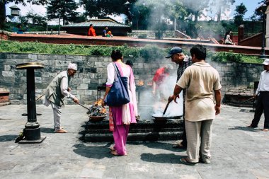 Katmandu Nepal 27 Ağustos 2018 görünümünü bilinmeyenli Hindu kişi ateş töreni Pashupatinath Tapınağı içinde sabah yapma.