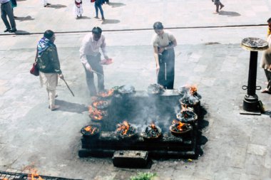 Katmandu Nepal 27 Ağustos 2018 görünümünü bilinmeyenli Hindu kişi ateş töreni Pashupatinath Tapınağı içinde sabah yapma.