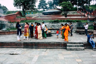 Katmandu Nepal 27 Ağustos 2018 görünümünü bilinmeyenli Hindu kişi ateş töreni Pashupatinath Tapınağı içinde sabah yapma.