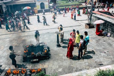 Katmandu Nepal 27 Ağustos 2018 görünümünü bilinmeyenli Hindu kişi ateş töreni Pashupatinath Tapınağı içinde sabah yapma.