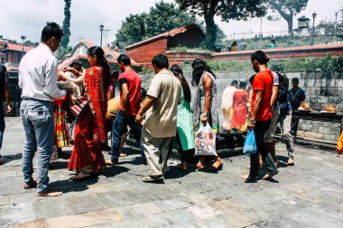 Katmandu Nepal 27 Ağustos 2018 görünümünü bilinmeyenli Hindu kişi ateş töreni Pashupatinath Tapınağı içinde sabah yapma.