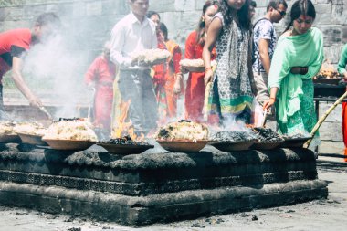 Katmandu Nepal 27 Ağustos 2018 görünümünü bilinmeyenli Hindu kişi ateş töreni Pashupatinath Tapınağı içinde sabah yapma.
