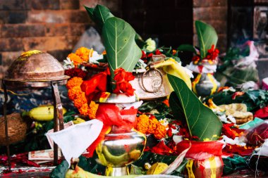 Katmandu Nepal 27 Ağustos 2018 Closeup sabah Pashupatinath Tapınağı içinde dini bir tören için çeşitli nesneler