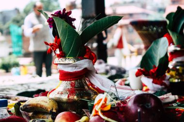 Katmandu Nepal 27 Ağustos 2018 Closeup sabah Pashupatinath Tapınağı içinde dini bir tören için çeşitli nesneler