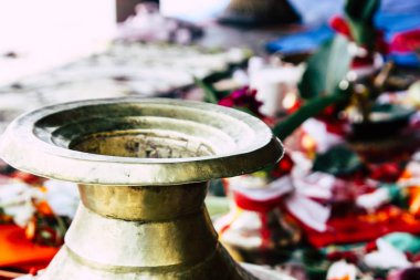 Katmandu Nepal 27 Ağustos 2018 Closeup sabah Pashupatinath Tapınağı içinde dini bir tören için çeşitli nesneler