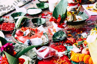 Katmandu Nepal 27 Ağustos 2018 Closeup sabah Pashupatinath Tapınağı içinde dini bir tören için çeşitli nesneler