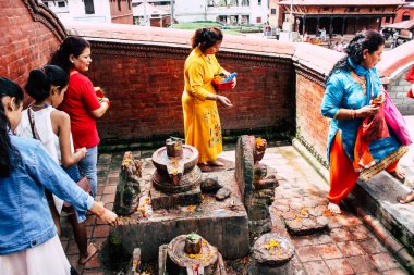 Katmandu Nepal 27 Ağustos 2018 Pashupatinath Tapınağı'nda sabah dua bilinmeyen Hindu insan görünümü