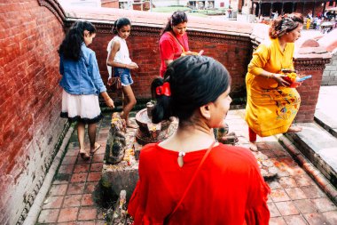 Katmandu Nepal 27 Ağustos 2018 Pashupatinath Tapınağı'nda sabah dua bilinmeyen Hindu insan görünümü