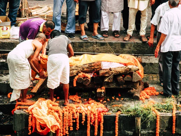 2018 日ネパール カトマンズ未知数ヒンドゥー教の人々 宗教的な儀式に出席 死体の火葬午後パシュパティナート寺院で川をフロントのビュー — ストック写真