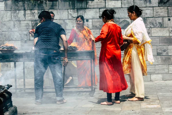 Katmandú Nepal Agosto 2018 Vista Personas Hindúes Desconocidas Haciendo Ceremonia —  Fotos de Stock