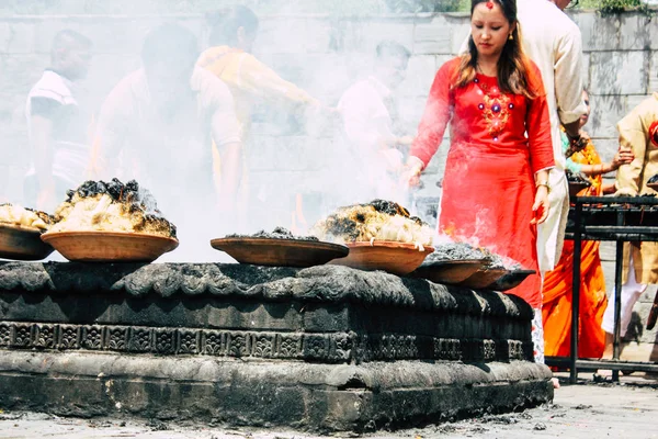 Kathmandu Nepál Srpna 2018 Pohled Neznámých Hinduistické Lidí Slavnostního Ohně — Stock fotografie