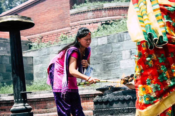 Katmandú Nepal Agosto 2018 Vista Personas Hindúes Desconocidas Haciendo Ceremonia — Foto de Stock