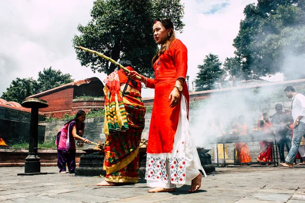 Kathmandu Nepal August 2018 View Unknowns Hindu People Making Fire — Stock Photo, Image