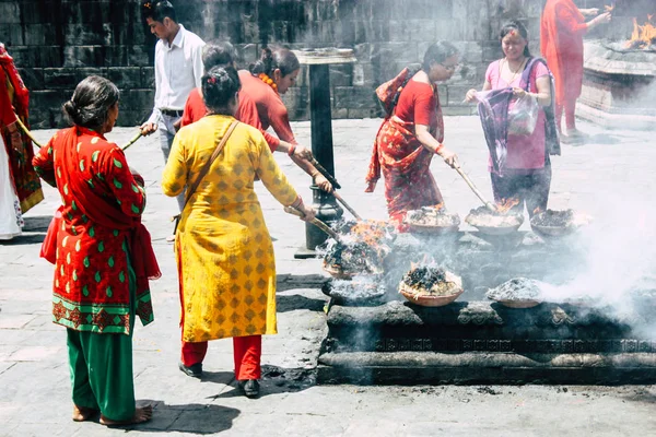 Katmandu Nepal 27 Ağustos 2018 görünümünü bilinmeyenli Hindu kişi ateş töreni Pashupatinath Tapınağı içinde sabah yapma.