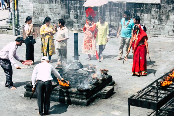 2018 日ネパール カトマンズ未知数ヒンズー教徒朝パシュパティナート寺院内部火の儀式を作るのビュー — ストック写真