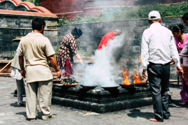 加德满都尼泊尔2018年8月27日在帕斯帕提那寺内举行火灾仪式的未知印度人的看法 — 图库照片