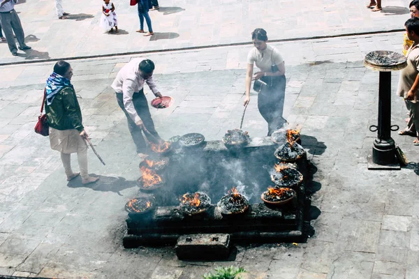 加德满都尼泊尔2018年8月27日在帕斯帕提那寺内举行火灾仪式的未知印度人的看法 — 图库照片