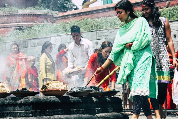 Katmandú Nepal Agosto 2018 Vista Personas Hindúes Desconocidas Haciendo Ceremonia — Foto de Stock