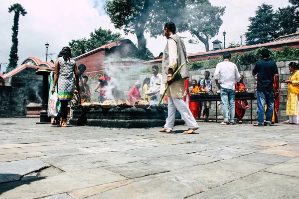2018 日ネパール カトマンズ未知数ヒンズー教徒朝パシュパティナート寺院内部火の儀式を作るのビュー — ストック写真
