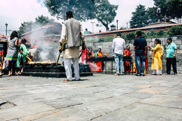 Katmandú Nepal Agosto 2018 Vista Personas Hindúes Desconocidas Haciendo Ceremonia —  Fotos de Stock