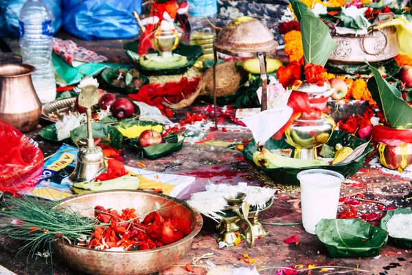 加德满都尼泊尔2018年8月27日在帕斯帕提那寺内举行宗教仪式的各种对象特写 — 图库照片