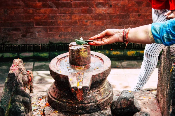 Kathmandu Nepal Sierpień 2018 Widok Nieznany Hinduskich Ludzi Modli Się — Zdjęcie stockowe