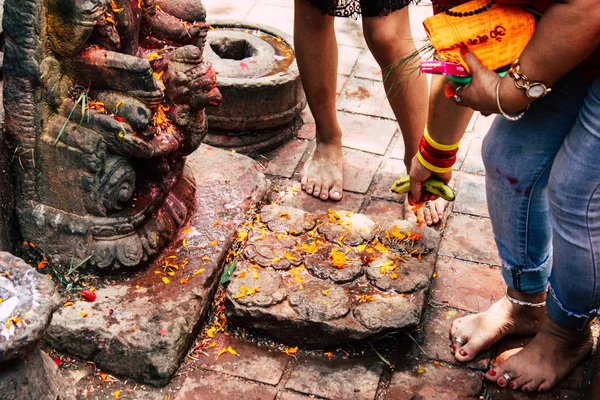 Katmandú Nepal Agosto 2018 Vista Gente Hindú Desconocida Rezando Templo —  Fotos de Stock