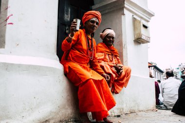 Katmandu Nepal 27 Ağustos 2018 Pashupatinath Tapınağı sabah oturan turuncu giysileri ile bilinmeyen Sadhu Closeup