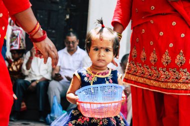 Katmandu Nepal 27 Ağustos 2018 sabah Pashupatinath Tapınağı ziyaret bilinmeyen Hindu çocuk portresi