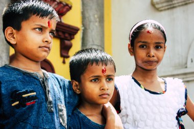 Katmandu Nepal 27 Ağustos 2018 sabah Pashupatinath Tapınağı ziyaret bilinmeyen Hindu çocuk portresi