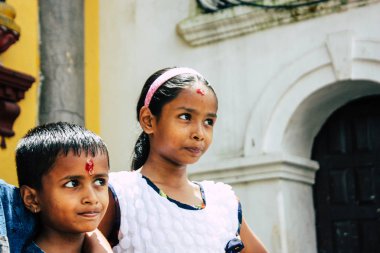 Katmandu Nepal 27 Ağustos 2018 sabah Pashupatinath Tapınağı ziyaret bilinmeyen Hindu çocuk portresi