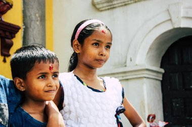 Katmandu Nepal 27 Ağustos 2018 sabah Pashupatinath Tapınağı ziyaret bilinmeyen Hindu çocuk portresi