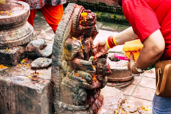 Kathmandu Nepal Agosto 2018 Vista Pessoas Hindus Desconhecidas Orando Templo — Fotografia de Stock