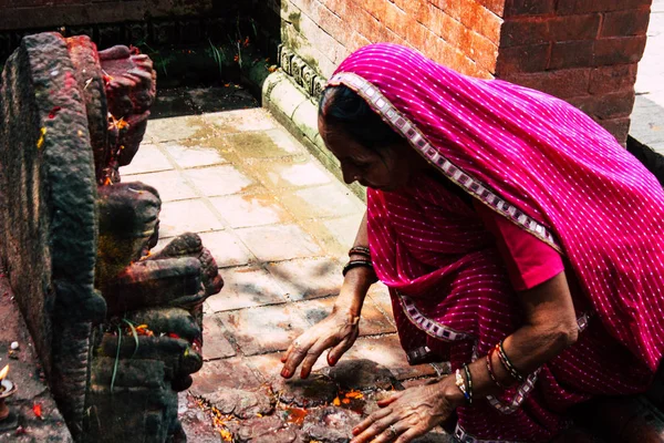 Kathmandu Nepál Srpna 2018 Pohled Neznámých Hinduistické Lidí Modlí Pashupatinath — Stock fotografie