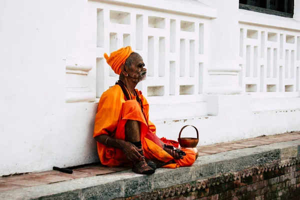 2018 카트만두 파슈파티나트 사원에 아침에 오렌지 Sadhu의 — 스톡 사진