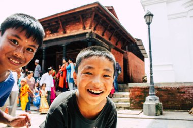 Katmandu Nepal 27 Ağustos 2018 sabah Pashupatinath Tapınağı ziyaret bilinmeyen Hindu çocuk portresi