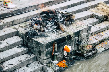 Katmandu Nepal 27 Ağustos 2018 görüntülemek bir ceset açık kremasyon sitenin Pashupatinath Tapınağı nehirde öğleden sonra
