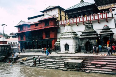 Katmandu Nepal 27 Ağustos 2018 görüntülemek bir ceset açık kremasyon sitenin Pashupatinath Tapınağı nehirde öğleden sonra