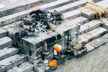 Katmandu Nepal 27 Ağustos 2018 görüntülemek bir ceset açık kremasyon sitenin Pashupatinath Tapınağı nehirde öğleden sonra