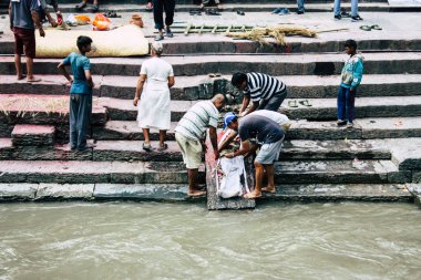 Katmandu Nepal 27 Ağustos 2018 dini bir tören katılıyor ve bir ceset yakma önce hazırlama bilinmeyenli Hindu insanların görünümünü ön nehrin Pashupatinath Tapınağı'nda öğleden sonra