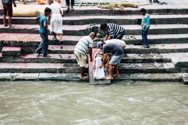 Katmandu Nepal 27 Ağustos 2018 dini bir tören katılıyor ve bir ceset yakma önce hazırlama bilinmeyenli Hindu insanların görünümünü ön nehrin Pashupatinath Tapınağı'nda öğleden sonra