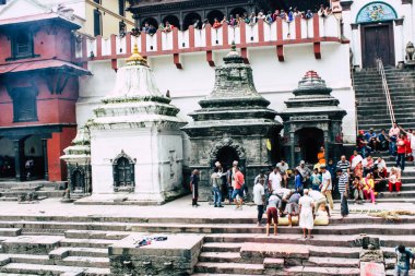 Katmandu Nepal 27 Ağustos 2018 dini bir tören katılıyor ve bir ceset yakma önce hazırlama bilinmeyenli Hindu insanların görünümünü ön nehrin Pashupatinath Tapınağı'nda öğleden sonra