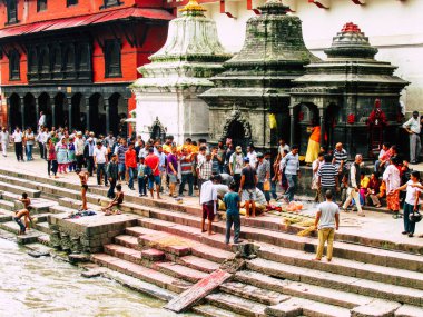 Katmandu Nepal 27 Ağustos 2018 dini bir tören katılıyor ve bir ceset yakma önce hazırlama bilinmeyenli Hindu insanların görünümünü ön nehrin Pashupatinath Tapınağı'nda öğleden sonra