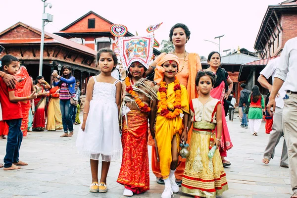 Katmandú Nepal Agosto 2018 Retrato Niño Hindú Desconocido Visitando Templo —  Fotos de Stock