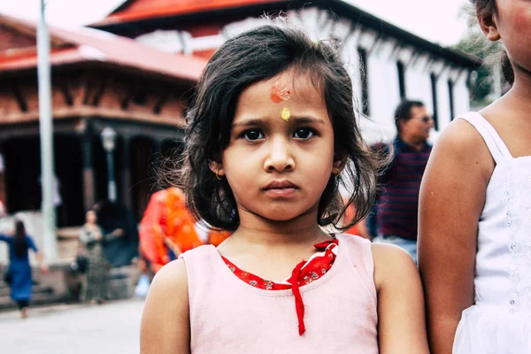 ネパール カトマンズ 2018 日朝にパシュパティナート寺院を訪問不明なヒンドゥー教の子供の肖像画 — ストック写真